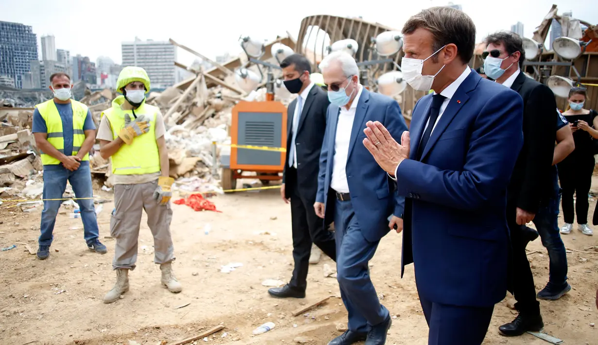 Presiden Prancis Emmanuel Macron memberikan salam saat mengunjungi lokasi ledakan di pelabuhan Beirut, Lebanon, Kamis (6/8/2020). Presiden Macron tiba di Beirut untuk menawarkan bantuan Prancis ke Lebanon setelah ledakan besar yang meluluhlantakkan Kota Beirut. (AP Photo/Thibault Camus, Pool)