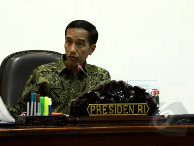 Presiden Joko Widodo menggelar rapat terbatas di Kantor Presiden, Komplek Istana Kepresidenan, Jakarta, Senin (16/3/2015). Rapat membahas tentang paket kebijakan ekonomi pemerintah. (Liputan6.com/Faizal Fanani)