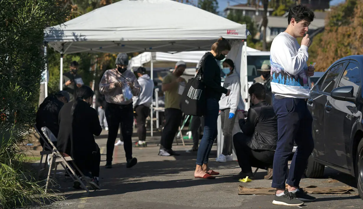 Orang-orang mengikuti tes COVID-19 di Los Angeles, California, Amerika Serikat, 4 Januari 2022. Sejak Natal, rawat inap di California telah melonjak hampir 50 persen. (AP Photo/Jae C. Hong)