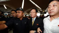 Dubes Korut untuk Malaysia, Kang Chol pergi meninggalkan Malaysia, Sepang, Senin (6/3). Kang Chol diusir pemerintah Malaysia kerena menuding ada intervensi pihak lain dalam penanganan kasus Kim Jong-nam. (AP PHOTO/Vincent Thian)