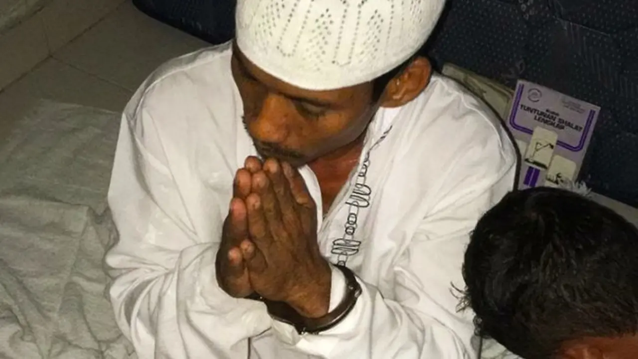 Pelaku pembunuhan terhadap anaknya di Pekanbaru memakai baju serba putih ketika ditangkap personel Polsek Tampan.