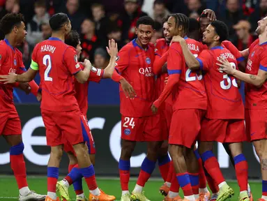 Pemain Paris Saint-Germain merayakan gol pembuka yang dicetak Willian Pacho saat matchday ketiga Liga Champions 2025/2026 melawan Bayer 04 Leverkusen di Stadion BayArena, Leverkusen, Jerman, pada Selasa 21 Oktober 2025 waktu setempat atau Rabu 22 Oktober 2025 dini hari WIB. (FRANCK FIFE/AFP)