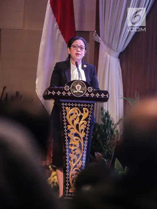 Menteri Koordinator Pembangunan Manusia dan Kebudayaan Puan Maharani memberi sambutan saat menerima pin alumni kehormatan Lembaga Ketahanan Nasional (Lemhanas) di Gedung Lemhanas, Jakarta, Kamis (5/9/2019). (Liputan6.com/Faizal Fanani)