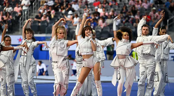 Lalisa Manobal atau dikenal sebagai Lisa berhasil mencuri perhatian dalam upacara pembukaan Piala Dunia 2026 yang berlangsung di Amerika Serikat. (AFP/Getty Images/Stu Forster)