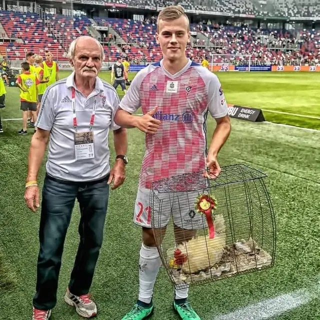 8 Potret Penghargaan Pemain Terbaik Sepak Bola Ini Kocak, Terbaru Dapat Telur
