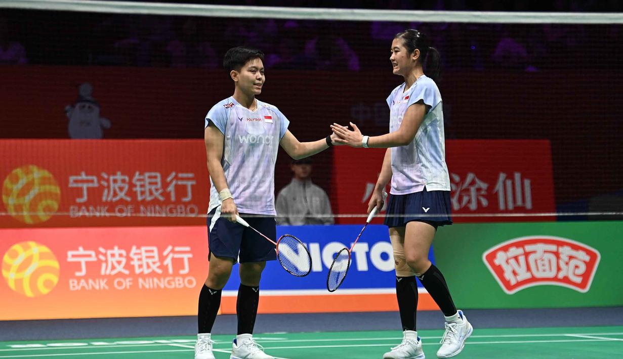 Di semifinal Kejuaraan Bulu Tangkis Asia 2026, Tiwi/Fadia akan menghadapi unggulan pertama dari China, Liu Shengshu dan Tan Ning, yang dijadwalkan berlangsung pada Sabtu 11 April 2026. Tampak dalam foto, ekspresi ganda putri Indonesia, Amallia Cahaya Pratiwi (kiri) dan Siti Fadia Silva Ramadhanti (kanan) usai bertanding melawan Rin Iwanaga/Kie Nakanishi (Jepang) pada babak perempat final Kejuaraan Bulu Tangkis Asia 2026 di Ningbo, provinsi Zhejiang, Tiongkok Timur pada Jumat 10 April 2026. (CN-STR/AFP) / China OUT