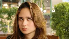 Dalam unggahan terbarunya, Tissa tampak tengah berada di sebuah restoran bersama teman-temannya. Ia tampil percaya diri tanpa riasan, hanya mengandalkan penampilan naturalnya yang sering mendapat pujian dari netizen. Banyak yang memuji kecantikan alaminya yang jarang terlihat memakai makeup berlebih. (Liputan6.com/IG/@tissabiani)