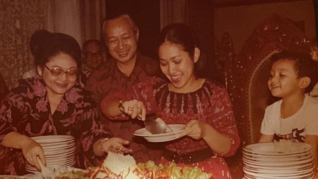 Berbenah Rumah Titiek Soeharto Temukan Potret Ulang Tahun Didampingi Pak Harto Dan Ibu Tien Lifestyle Liputan6 Com