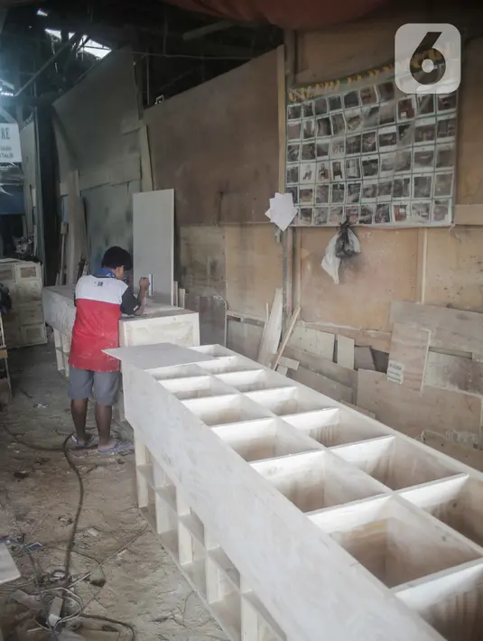 Pekerja menyelesaikan pembuatan furnitur di Jakarta, Rabu (20/11/2019). Kemenperin mencatat nilai ekspor furnitur nasional baru mencapai sekitar US$730 juta. Adapun, rata-rata ekspor pada 6 bulan pertama tahun lalu mencapai US$845 juta. (Liputan6.com/Faizal Fanani)