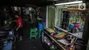 Aktivitas warga di permukiman padat penduduk Kampung Muka RW 04, Ancol, Pademangan, Jakarta, Selasa (4/1/2022). Gubernur DKI Jakarta Anies Baswedan memastikan 1.000 kepala keluarga (KK) di kampung tersebut mendapatkan Izin Mendirikan Bangunan (IMB) kolektif. (Liputan6.com/Faizal Fanani)