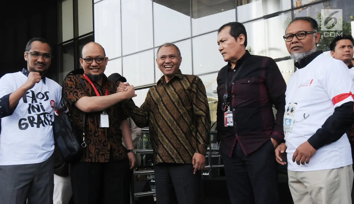 Penyidik senior KPK Novel Baswedan (dua kiri) berjabat tangan dengan Ketua KPK Agus Rahardjo (tengah) di Gedung KPK, Jakarta, Jumat (27/7). Novel Baswedan kembali bekerja setelah absen selama 16 bulan. (Merdeka.com/Dwi Narwoko)