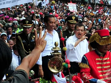 Usai dilantik, Jokowi langsung diarak menuju Istana Negara, Jakarta, Senin (20/10/2014) (Liputan6.com/Johan Tallo)