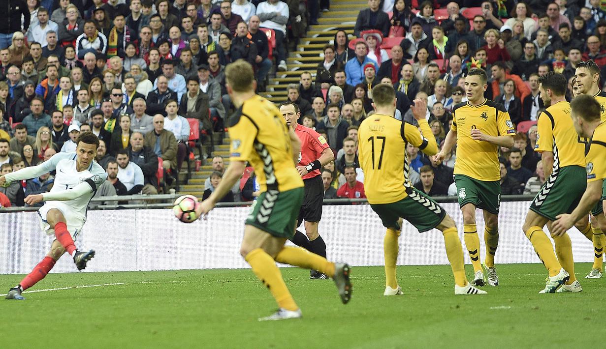 Gelandang Inggris, Dele Alli, menendang bola ke arah gawang Lithuania. Pada Laga ini inggris memakai skema 4-3-3 sedangkan Lithuania  dengan formasi 4-2-3-1. (EPA/Gerry Penny).