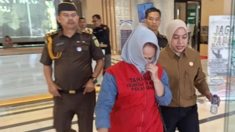 Terpidana kasus penipuan yang menjadi buronan selama 15 tahun digiring petugas usai tertangkap di Kota Batam.