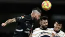 Pemain Monterrey, Sergio Ramos (kiri) berduel udara dengan pemain Puma, Ruben Duarte dalam laga lanjutan Liga Meksiko atau Liga MX Clausura di Olimpico Universitario Stadium, Meksiko pada Minggu (16/03/2025). (AFP/Yuri Cortez)