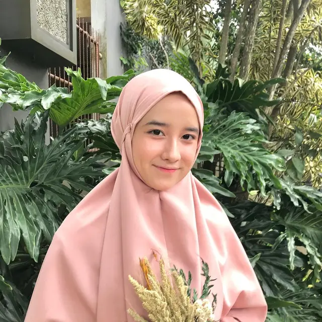 Disebut Adhisty Zara Versi Hijab, Ini 6 Potret Fani Remaja Viral di TikTok