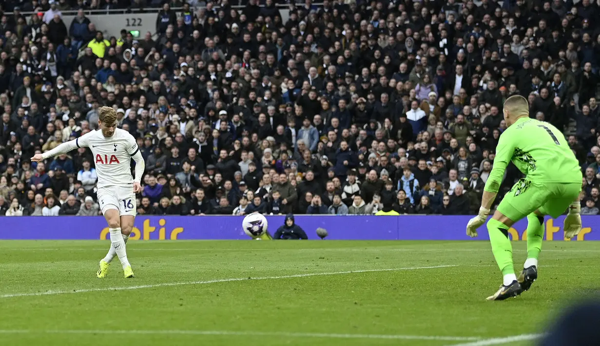 Pemain Tottenham, Timo Werner (kiri) mencetak gol penyeimbang 1-1 ke gawang Crystal Palace pada laga lanjutan Liga Inggris 2023/2024 di Tottenham Hotspur Stadium, London, Inggris, Sabtu (02/03/2024) malam WIB. (AFP/Justin Tallis)