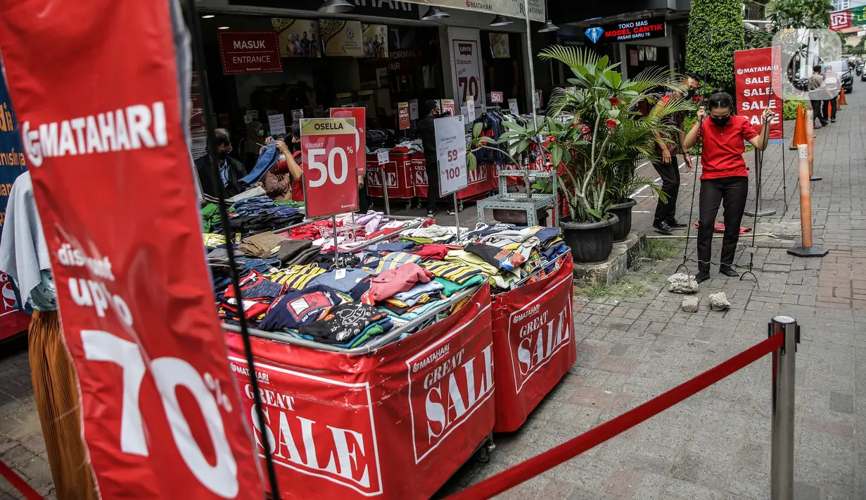 Pegawai beres-beres di salah satu tenant di Pasar Baru, Jakarta, Rabu (5/4/2021). Memasuki minggu terakhir bulan Ramadhan 2021, Pasar Baru tampak sepi pengunjung. (Liputan6.com/Faizal Fanani)