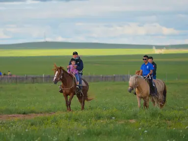 Para wisatawan menunggang kuda di objek wisata di Hulunbuir, Daerah Otonom Mongolia Dalam, China utara, 4 Agustus 2020. Otoritas Hulunbuir melakukan berbagai langkah guna meningkatkan pasar pariwisata lokal, seperti jadwal kerja yang lebih fleksibel dan mengeluarkan kupon wisata. (Xinhua/Xu Qin)