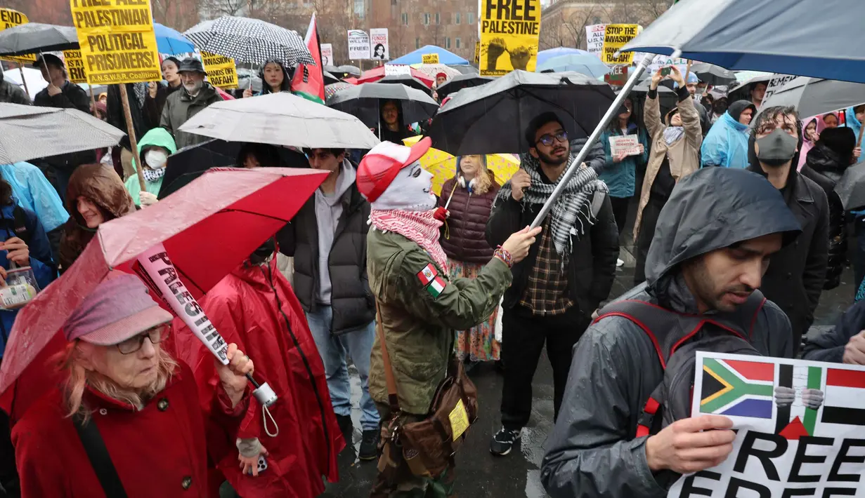 Lebih dari 85 persen warga Palestina menjadi pengungsi. Lonjakan kasus penyakit serta kondisi malanutrisi mulai terjadi di tempat-tempat penampungan yang padat. (Spencer Platt/Getty Images North America/Getty Images via AFP)