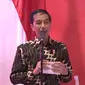 Tampilan rambut tak rapi, Iriana coba beri kode ke Jokowi saat berpidato di Singapura. (Foto: Youtube/Presiden Joko Widodo)