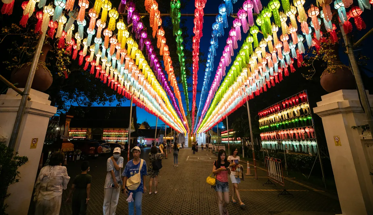 Orang-orang melihat lampion di Wat Phra That Hariphunchai, Lamphun, Thailand, 1 November 2020. Sekitar 100.000 lampion digantung di Wat Phra That Hariphunchai sebagai bagian dari perayaan festival tradisional Yi Peng. (Xinhua/Zhang Keren)