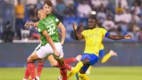 Sadio Mane berhasil mencetak satu gol saat Al Nassr bersua Al Ettifaq pada laga pekan perdana Liga Arab Saudi di&nbsp;Prince Mohamed bin Fahd Stadium, Selasa (15/8/2023) dini hari WIB. Sayangnya, gol Mane tak mampu membawa Al Nassr terhindar dari kekalahan 1-2 melawan Ettifaq. (AFP/Ali Alhaji)