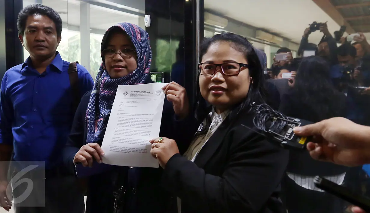 Perwakilan Lingkaran Aku Cinta Indonesia (LACI) seusai melaporkan Fahri Hamzah ke Mahkamah Kehormatan Dewan (MKD) DPR, Jakarta, Senin (30/1). Fahri dilaporkan lantaran menyebut TKI sebagai babu dalam akun Twitternya. (Liputan6.com/Johan Tallo)