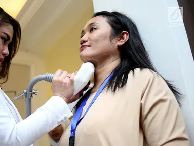 Dr Aldisa saat memberikan perawatan pada pasien dengan menggunakan alat Coolsculpting (Fat Reduction Tanpa Bedah)  yang merupakan salah satu teknologi terbaru di Jakarta Aesthetic Clinic (JAC). (Liputan6.com)