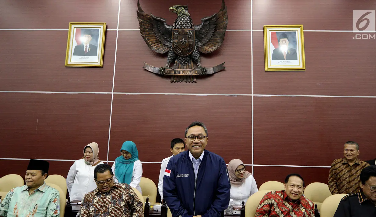 Ketua MPR Zulkifli Hasan (tengah) foto bersama Wakil Ketua MPR Mahyudin (dua kiri), Hidayat Nur Wahid (kiri), EE Mangindaan (dua kanan), dan Oesman Sapta Odang (kanan) dalam Rapat Gabugan MPR RI di Jakarta, Rabu (21/3). (Liputan6.com/JohanTallo)