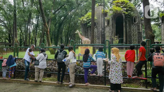 Taman Margasatwa Ragunan Ramai Saat Libur Isra Miraj
