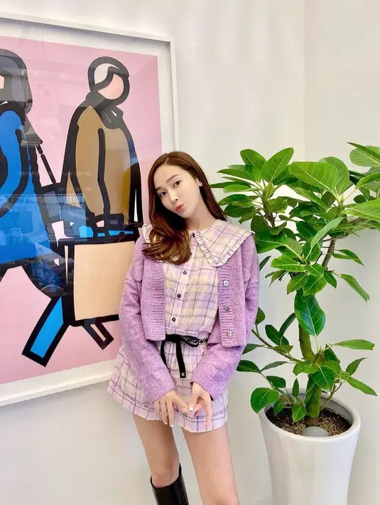 Jumpsuit pendek bernuansa ungu muda, yang lagi-lagi bermotif kotak-kotak, ditumpuk dengan sweater rajut yang juga berwarna ungu. Jessica Jung menyempurnakan penampilannya dengan sepatu boot selutut berwarna hitam. Mana tampilan favoritmu, Sahabat FIMELA? Foto: Instagram @jessica.syj.