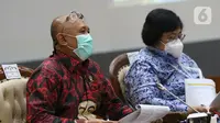 Menteri Koperasi dan UKM, Teten Masduki (kiri) memberi keterangan terkait UU Omnibus Law Cipta Kerja di Graha Sawala Kemenko Perekonomian, Jakarta, Rabu (7/10/2020). Teten bersama sejumlah menteri memberi penjelasan terkait disahkannya UU Omnibus Law Cipta Kerja. (Liputan6.comHelmi Fithriansyah)