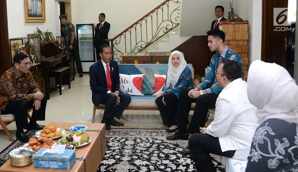 Suasana saat Presiden Joko Widodo berkunjung ke kediaman almarhum Sys NS di Kawasan Kemang, Jakarta (2/2). Dalam kesempatan tersebut, presiden juga sempat menceritakan pertemuan terakhirnya dengan almarhum Sys NS. (Liputan6.com/Pool/Biro Pers Setpres)