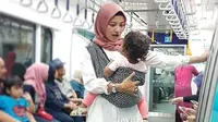 Tina Talisa bercanda bersama putrinya saat naik MRT (Dok.Instagram/@tina_talisa/https://www.instagram.com/p/BwzXU2bgyW6/Komarudin)