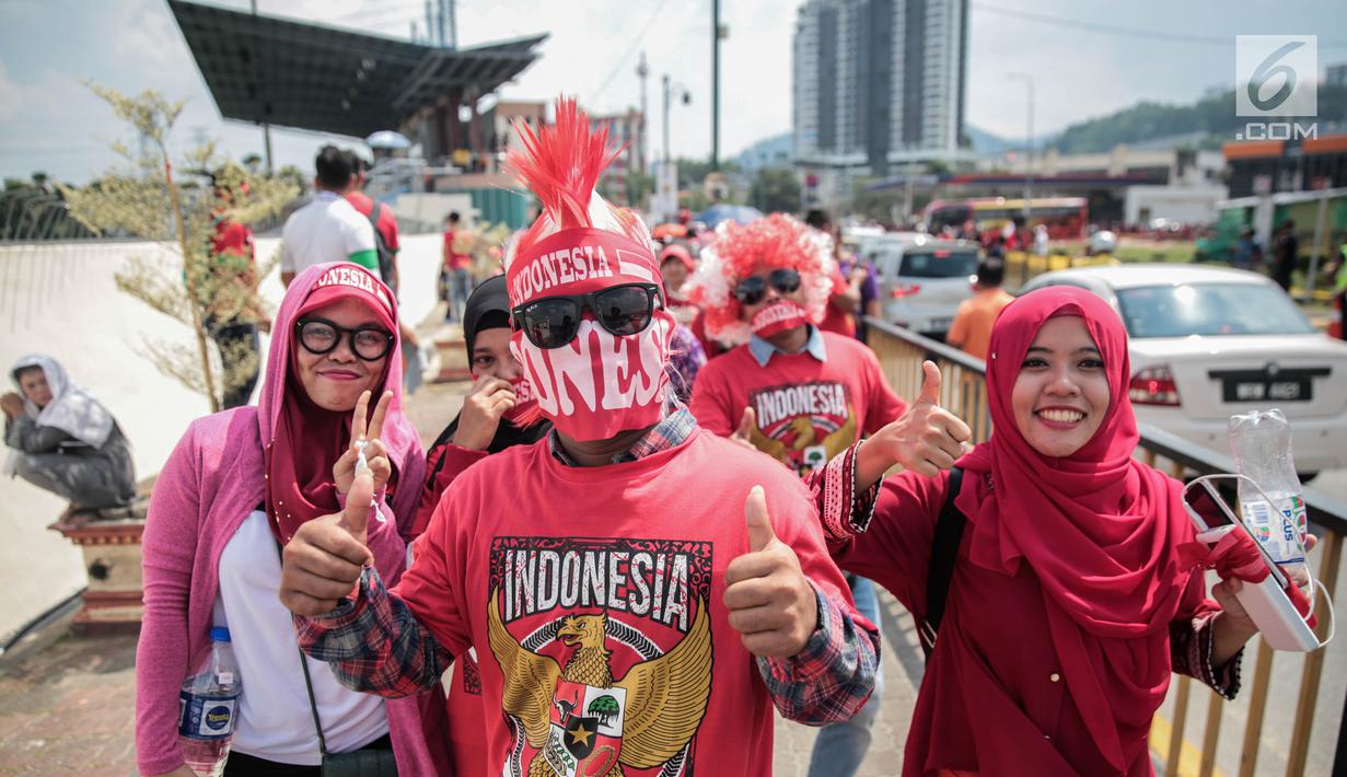 Suporter Garuda Muda berpose sebelum memasuki Stadion Selayang, Selangor untuk mendukung Timnas Indonesia U-22 pada laga melawan Timor Leste, Minggu (20/8). Indonesia melakoni laga ketiga dalam lanjutan grup B SEA Games 2017. (Liputan6.com/Faizal Fanani)