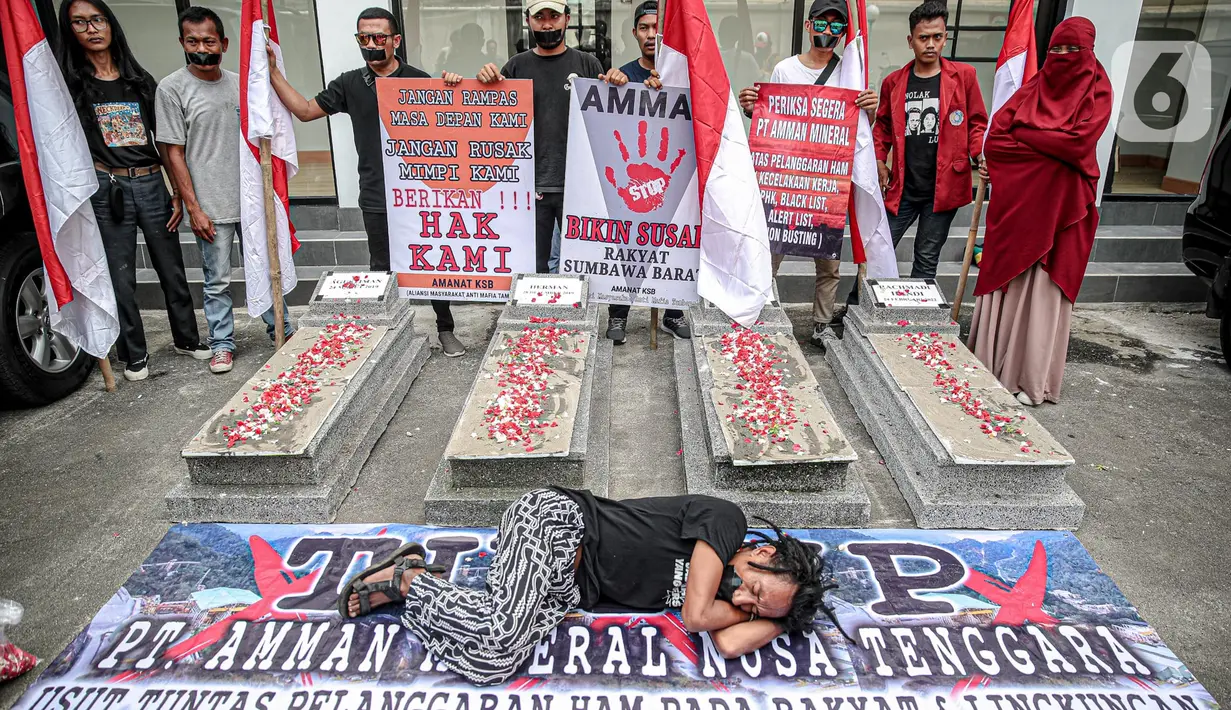 <p>Replika Kuburan yang ditampilkan Aliansi Masyarakat Anti Mafia Tambang selama aksi mogok makan di Kantor Komnas HAM, Jakarta, Selasa (13/12/2022). Aksi mogok makan dilakukan 17 peserta sebagai bentuk perlawanan atas dugaan tindakan pelanggaran HAM oleh PT. Amman Mineral yang merupakan tambang terbesar nomor dua di Indonesia. (Liputan6.com/Faizal Fanani)</p>