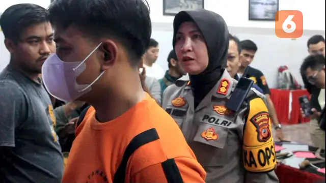 Satreskrim Poores Sukabumi Kota saat mengamankan pelaku tawuran pembacok polisi (Liputan6.com/Fira Syahrin).