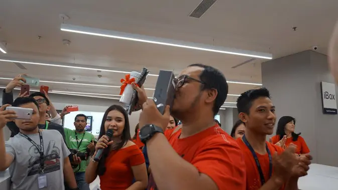 Pembeli iPhone 8 Plus pertama di iBox, Jakarta, Jumat (22/12/2017). Liputan6.com/ Agustin Setyo Wardani