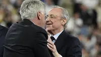 Florentino Perez saat mengucapkan selamat kepada pelatih Real Madrid Carlo Ancelotti usai final Liga Champions (AFP)