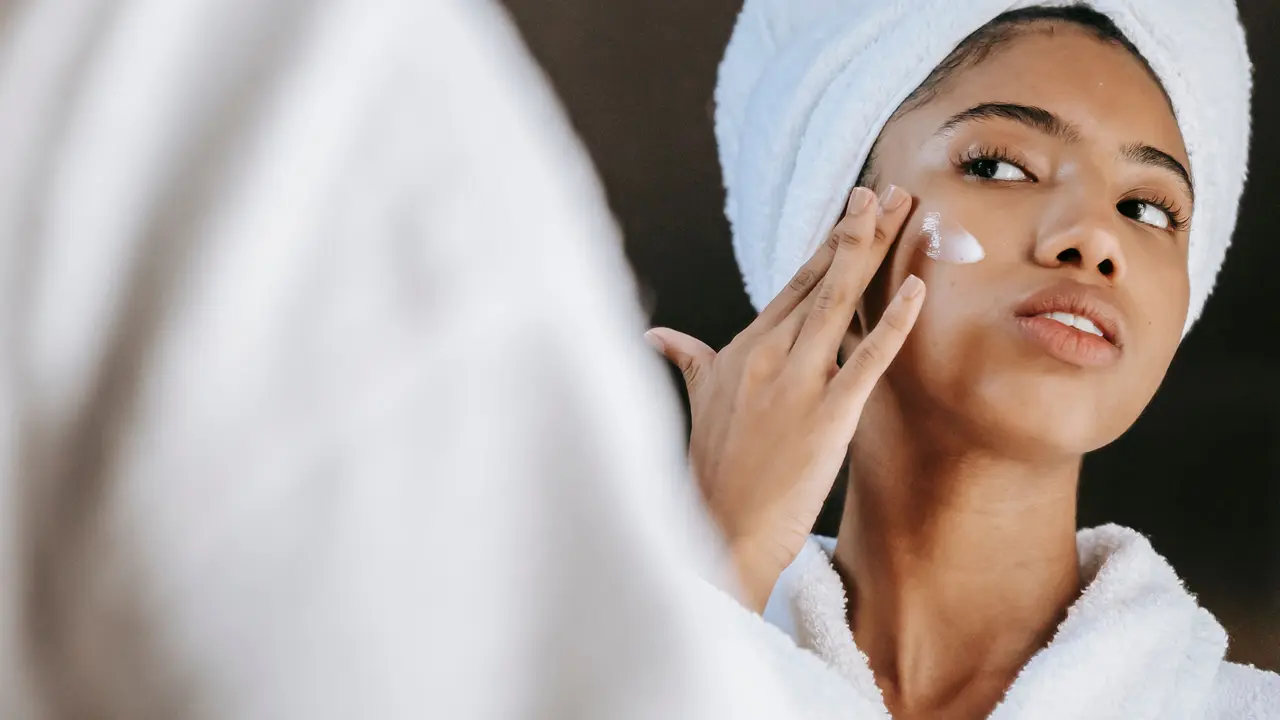 Masih Bingung Pakai Sunscreen Sebelum atau Sesudah Makeup? Ini Urutan yang Perlu Dipahami
