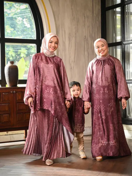Sementara Fuji tampil anggun mengenakan tunik dan rok pleats, dan sang ibu yang dibalut gamis.