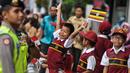 Tampak ekspresi siswa SD Saat menyambut kedatangan Para kepala Negara dan delegasi dari Asia dan Afrika mengikuti 'Historical Walk' dalam rangkaian Peringatan KAA ke-60, di Bandung, Jumat (24/4/2015). (Liputan6.com/Faizal Fanani)