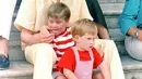 Putri Diana, yang mendapat gelar Princess of Wales bersama kedua putranya, duduk di tangga Istana Kerajaan di pulau Mallorca, Spanyol. (AP: Photo/John Redman, File )
