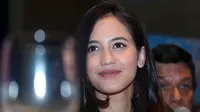 Ditemui saat jumpa pers di XXI Plaza Indonesia, Jakarta Pusat baru-baru ini, aktris 23 tahun ini memuji sosok Chicco Jerikho yang keren, muda, dan memiliki bakat akting yang bagus pula. (Deki Prayoga/Bintang.com)