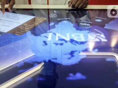 Nasabah beraktivitas di salah satu kantor cabang digital Bank BNI di Jakarta, Rabu (30/12/2020). Hasil studi dari Google, Temasec, dan Bain and Company tahun 2020, menunjukkan bahwa Indonesia menjadi negara dengan nilai transaksi ekonomi digital tertinggi di kawasan ASEAN. (Liputan6.com/Johan Tallo)