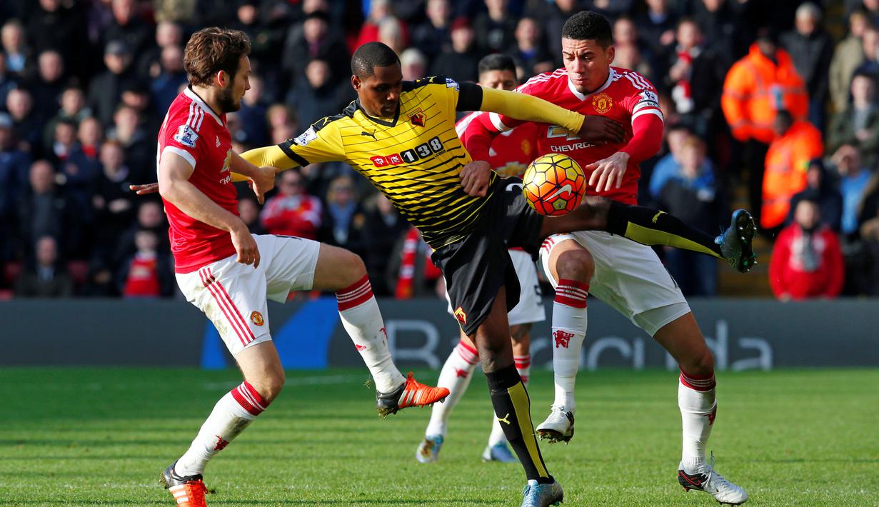 Pemain MU, Chris Smalling dan Daley Blind, berebut bola dengan pemain Watford, Odion Ighalo, dalam lanjutan Liga Inggris di Stadion Icarage Road, Watford, Sabtu (21/11/2015). (Reuters/Eddie Keogh)