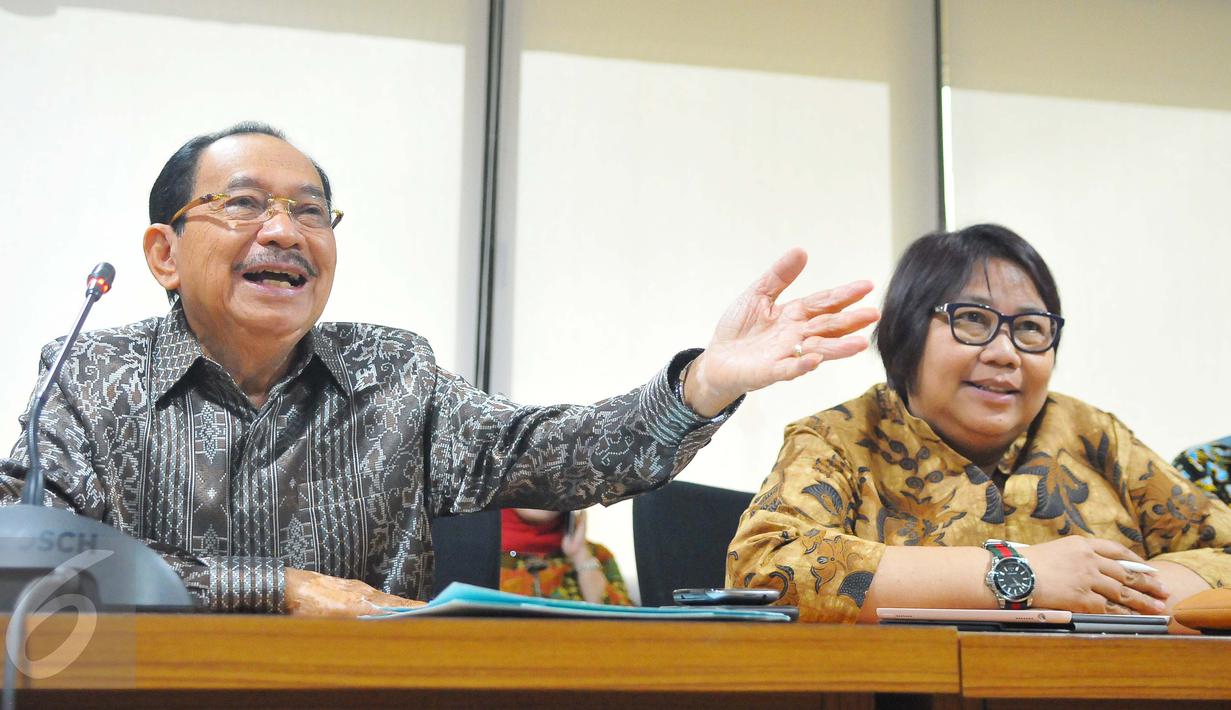 Komisaris Utama Pertamina, Tanri Abeng bersama Plt Direktur Utama Pertamina Yenni Andayani memberikan keterangan di Kementerian BUMN, Jakarta, Jumat (3/2). Yenni Andayani menggantikan Dwi Soetjipto yang dicopot dari jabatannya. (Liputan6.com/Angga Yuniar)