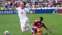 Winger Timnas Inggris Anthony Gordon dilanggar pemain Timnas Kosta Rika Shawn Johnson di Inter&Co Stadium di Florida, Kamis (11/6/2026) dini hari WIB. (AP Photo/John Raoux)