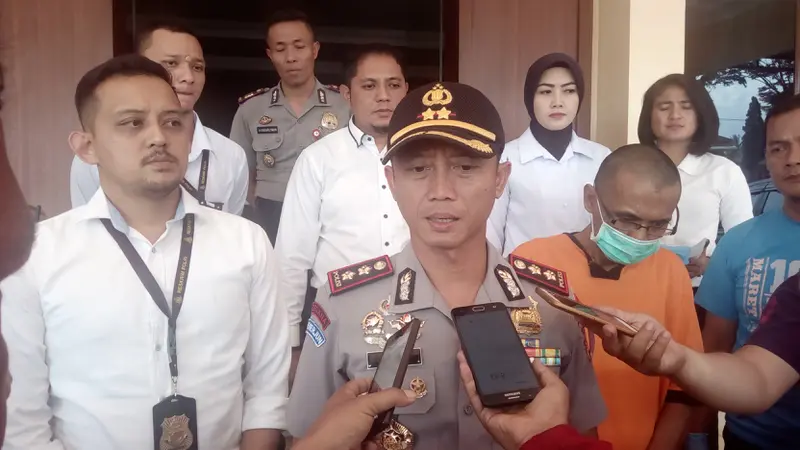 Kapolres Garut AKBP Budi Satria Wiguna bersama tersangka pedofil di Garut